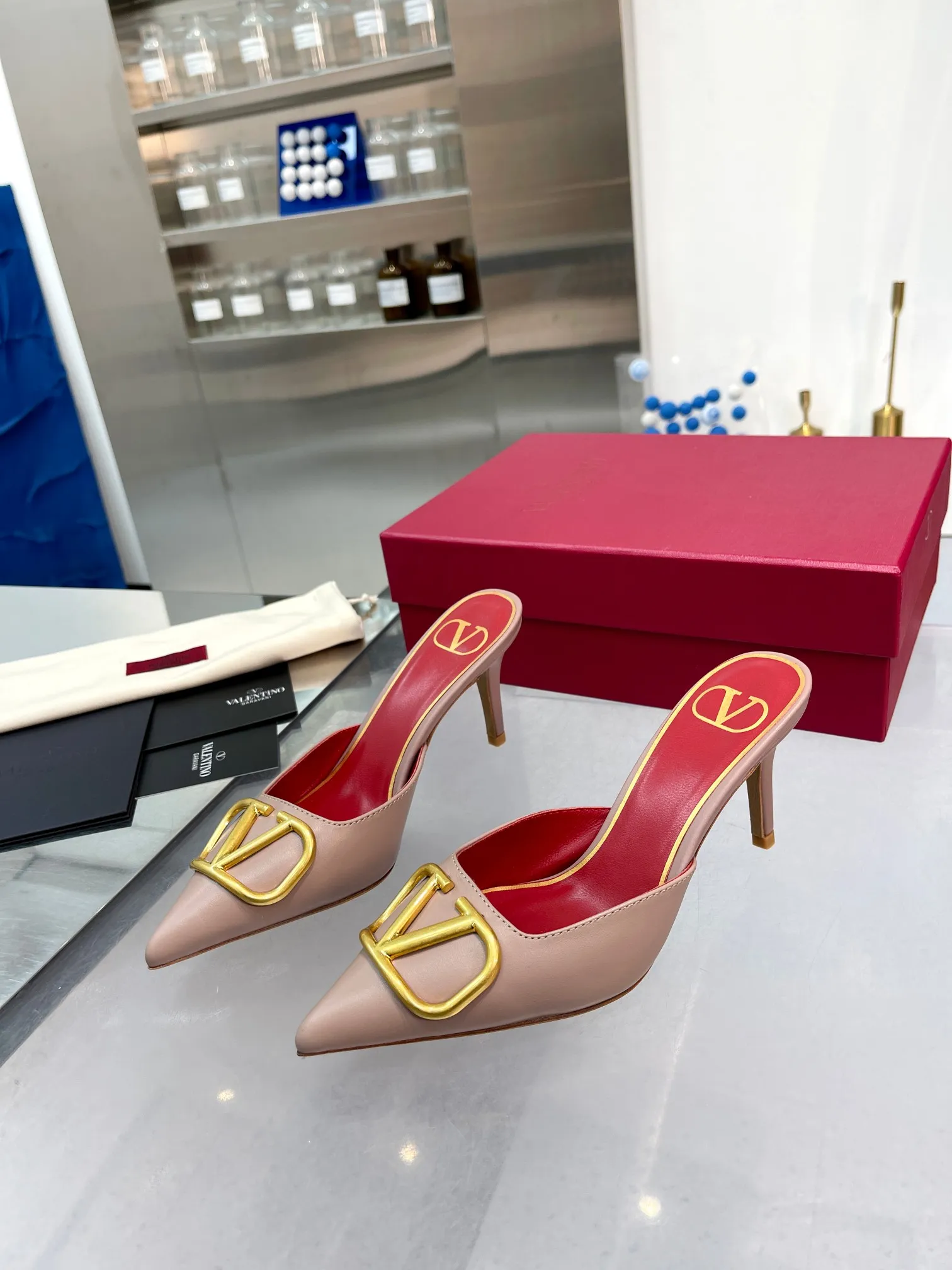 👟👟Ex-factory price 500👟👟 Valentino brand new cowhide half-drag version V-buckle classic sandals, brand new original upgrade, super comfortable on the feet, 😍 easy to put on and take off, super considerate! ✔️Imported cowhide for the uppers ✔️Mixed sheepskin for the inner lining ✔️Italian yellow cowhide outsole with clear texture and consistent with the counter ✔️Code number 35-40 (34 41 42 can be customized and non-returnable) Heel height 7.5